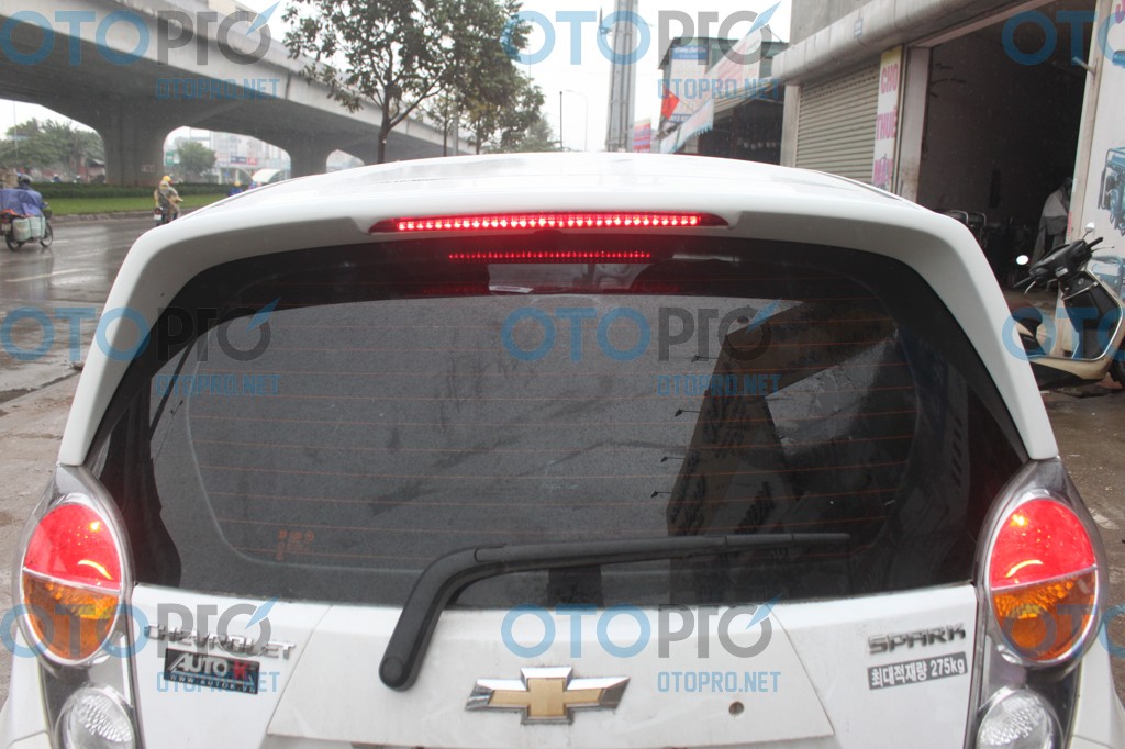 Đuôi gió nóc kính hậu có đèn LED cho xe Chevrolet Spark