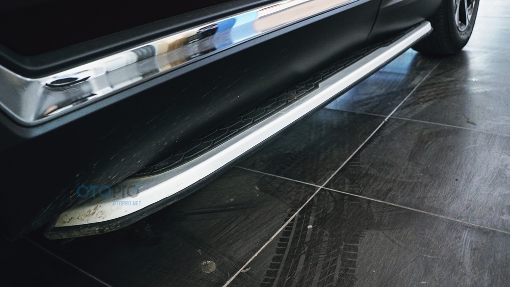 Honda CR-V 2019 lắp bậc dẫm lên xuống, ốp bệ cửa, vè che mưa