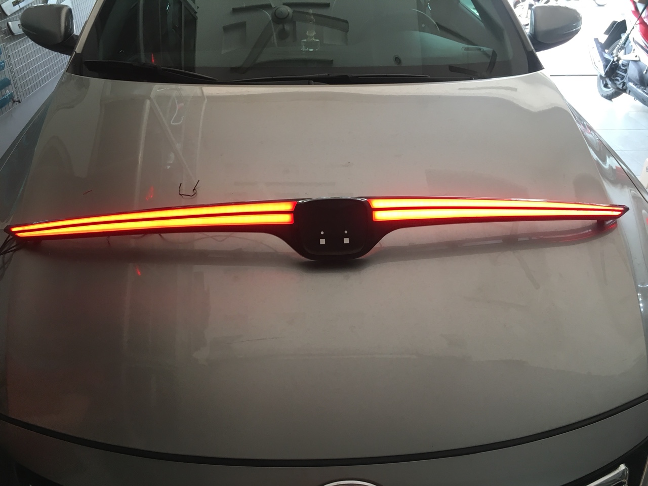 Đèn LED logo kính hậu xe Honda CRV 2018