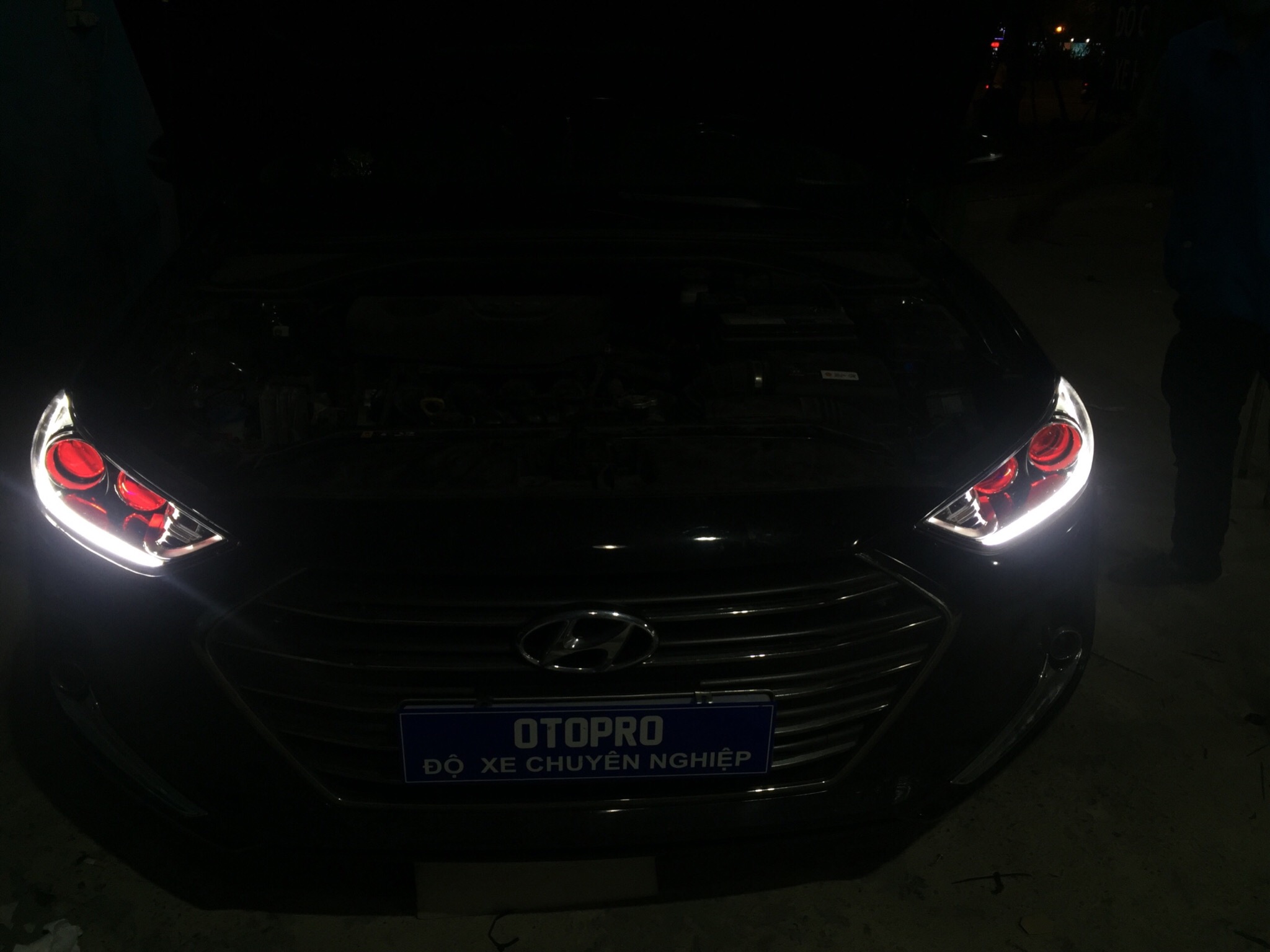 Hyundai Elantra 2016 độ bi hella5, bi domax bên pha, mắt quỷ đỏ