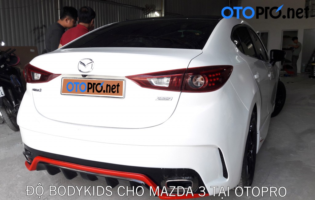 Độ bodykid mẫu masan kết hợp với đèn pha nguyên bộ Mustang cho xe Mazda3 tại OTOPRO