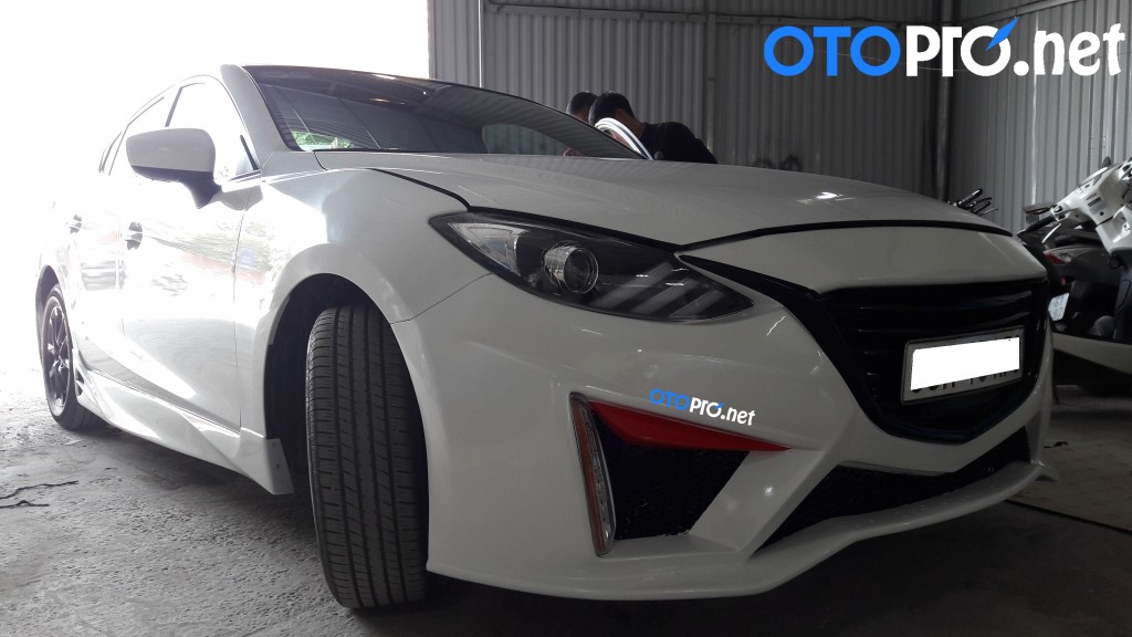 Độ bodykid mẫu masan kết hợp với đèn pha nguyên bộ Mustang cho xe Mazda3 tại OTOPRO