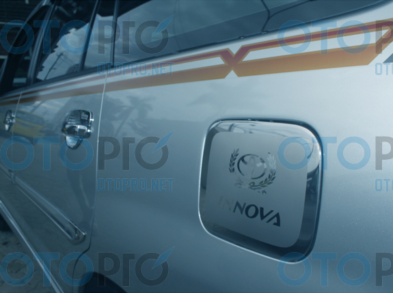Ốp trang trí nắp bình xăng inox cho Toyota Innova 2014