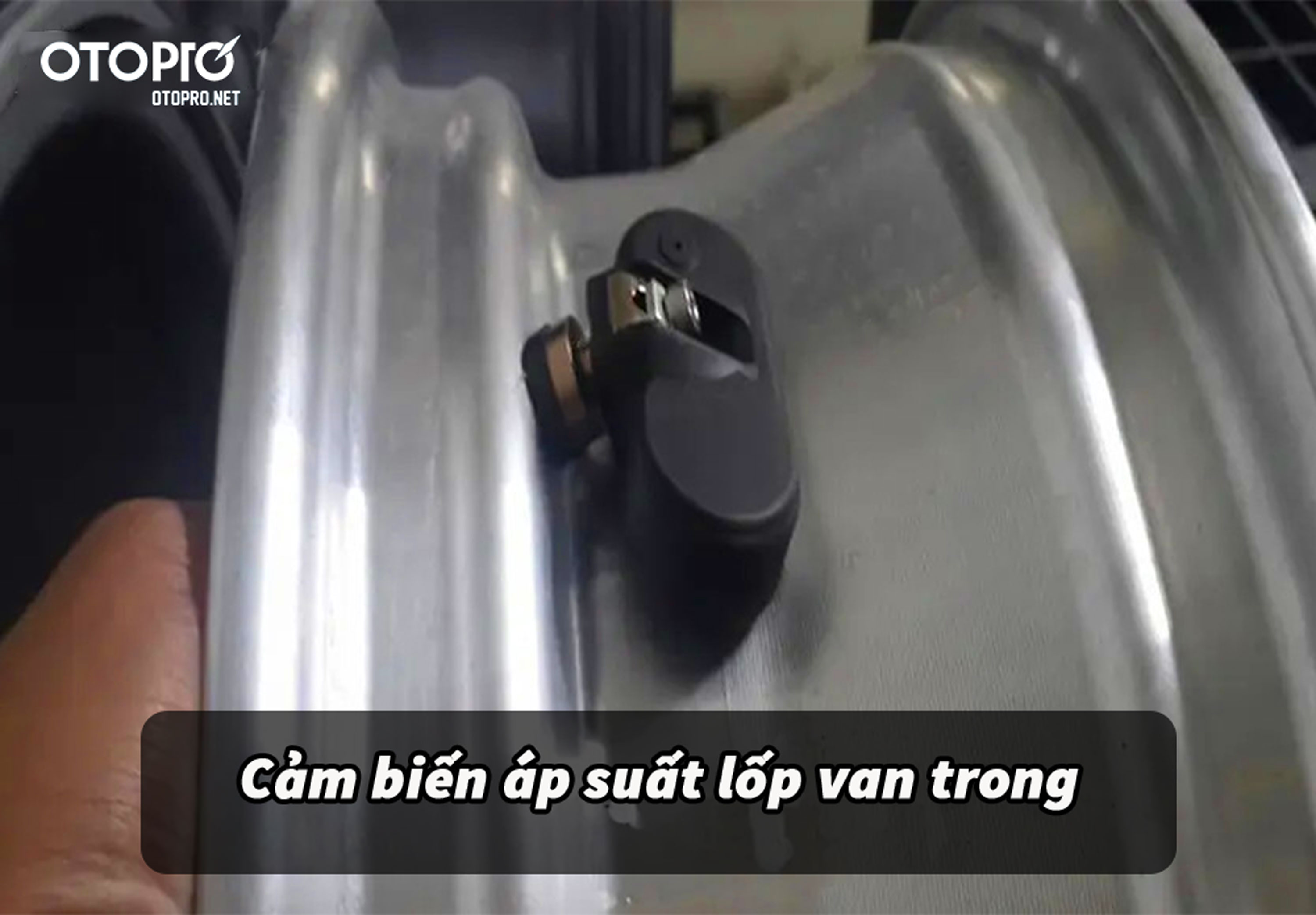 Cách lắp cảm biến lốp ô tô